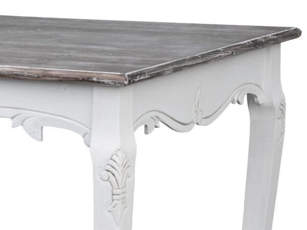 Detal rzeźbionej nogi stołu prowansalskiego z ornamentem