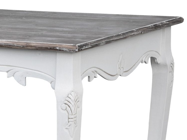 Detal rzeźbionej nogi stołu prowansalskiego z ornamentem