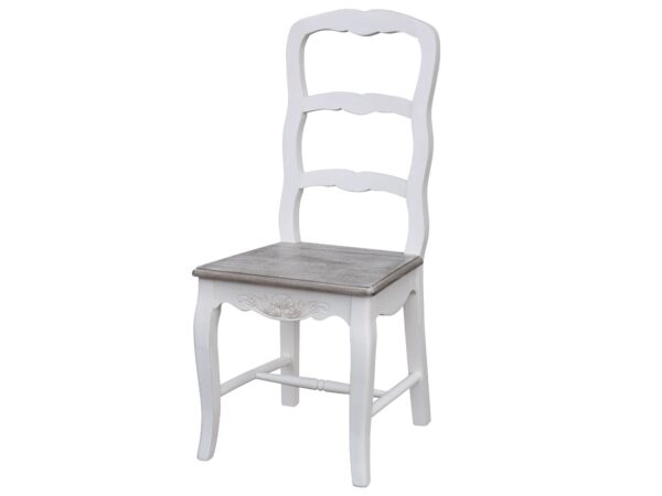 Białe krzesło prowansalskie z ozdobnym oparciem