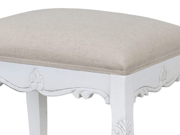 Zbliżenie dekoracyjnego detalu nóg stołka w stylu francuskim