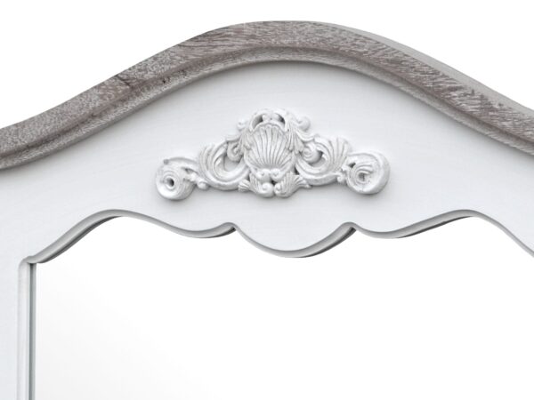 Detal korony lustra z rzeźbieniem w stylu klasycznym