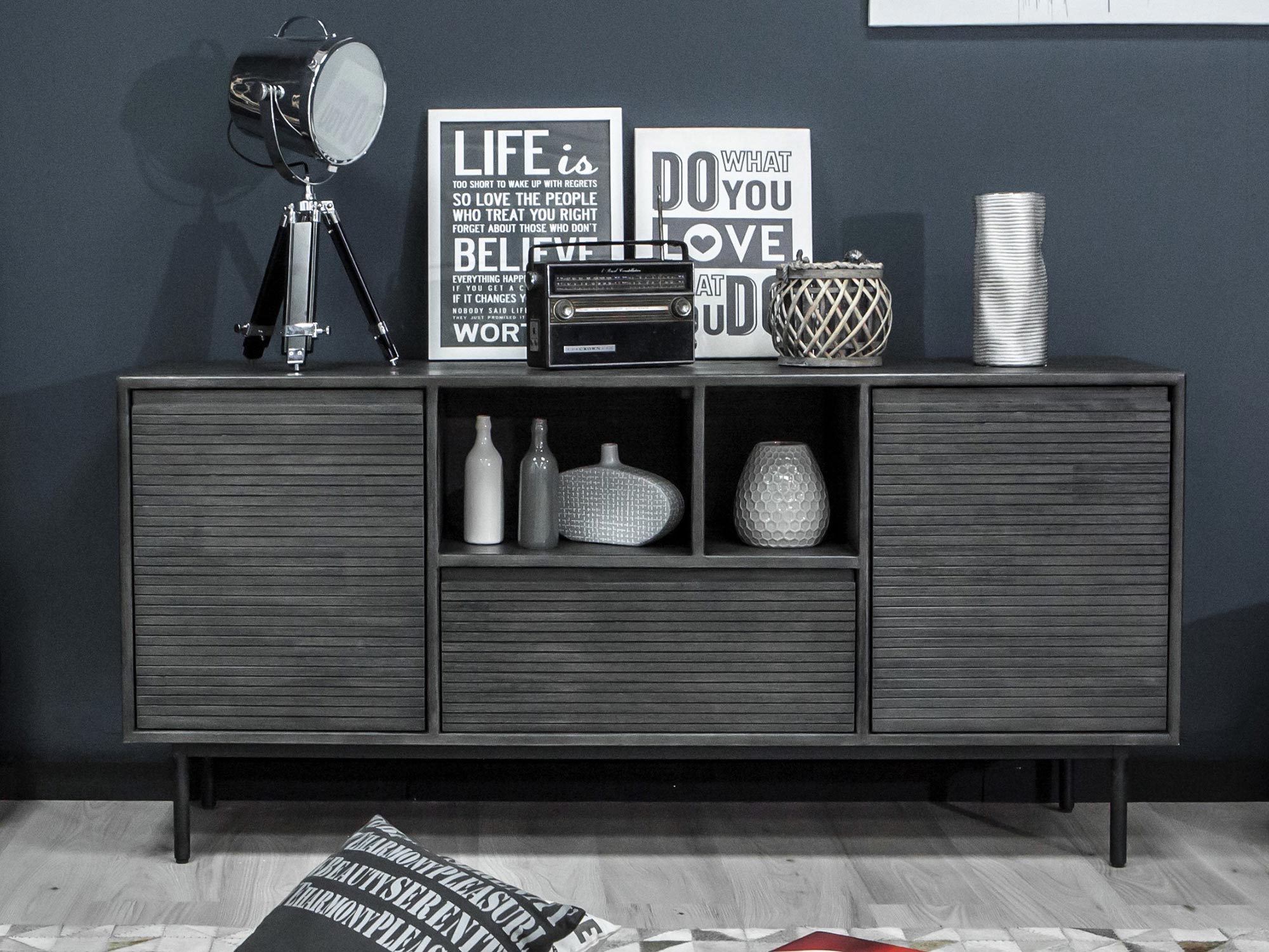 Komoda czarna z półkami i dekoracjami w stylu loftowym Komoda czarna z półkami i dekoracjami w stylu loftowym