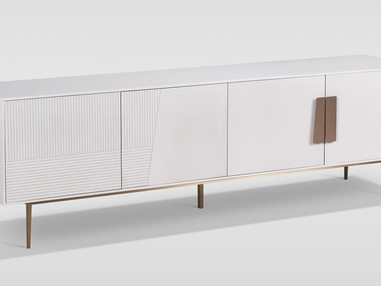 Komoda w białym wykończeniu z gładkimi frontami i złotymi elementami