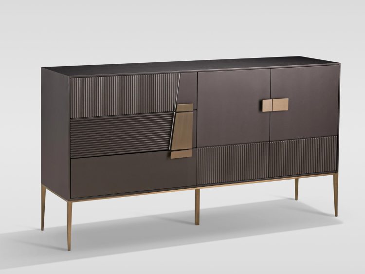 Nowoczesna komoda w ciemnym brązie z pionowym ryflowaniem i złotym uchwytem, do salonu lub gabinetu