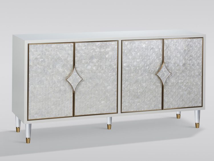 Biała komoda z frontami z masy perłowej i geometrycznym uchwytem, złote nóżki