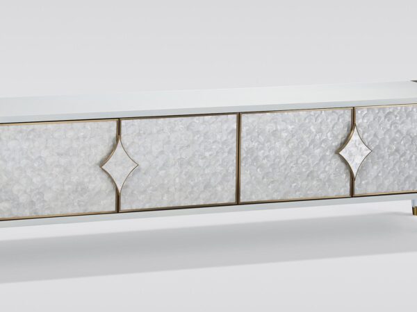 Widok wnętrza komody w bieli z metalowymi prowadnicami i złotymi wykończeniami