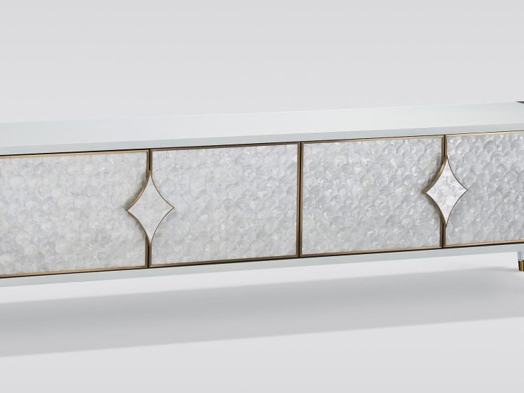 Widok wnętrza komody w bieli z metalowymi prowadnicami i złotymi wykończeniami