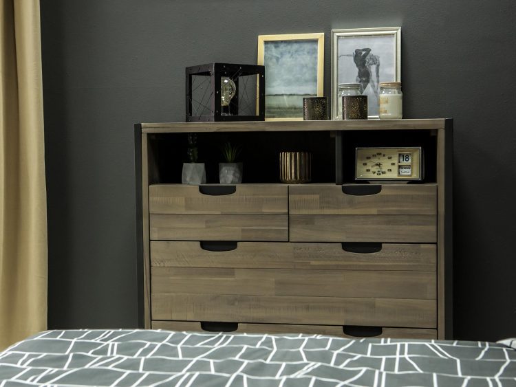 Komoda loftowa z drewnianymi szufladami i otwartą półką