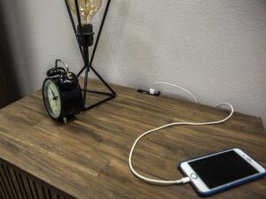 miniaturka Vintage Komoda Modern z Metalowymi Uchwytami – Valore