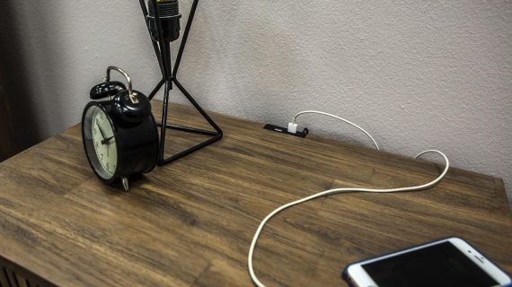 miniaturka Vintage Komoda Modern z Metalowymi Uchwytami – Valore