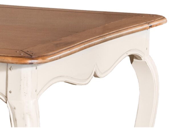 Detal blatu stołu z delikatnym frezowaniem i postarzanym wykończeniem