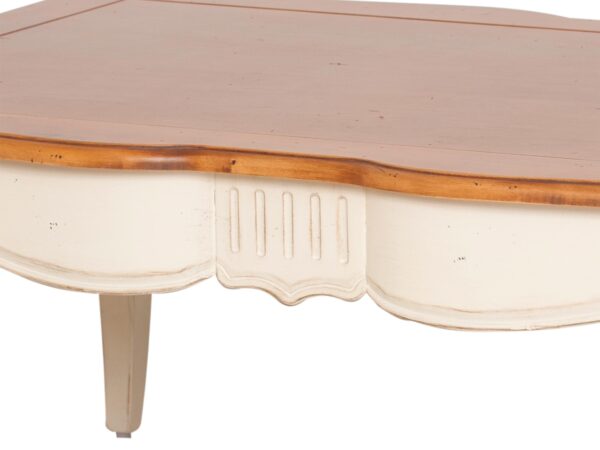 Detal stołu z frezowaną listwą i drewnianym blatem w stylu rustykalnym