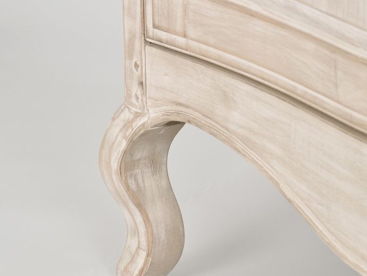 Noga mebla drewnianego z rzeźbieniem w stylu klasycznym