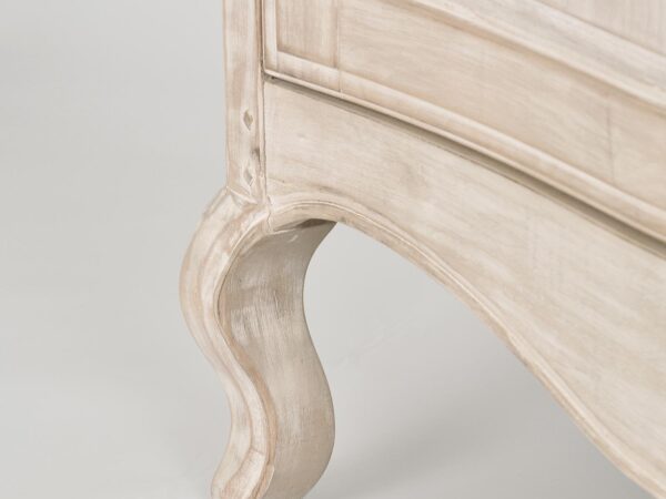 Noga komody w stylu francuskim z giętym kształtem i zdobieniami