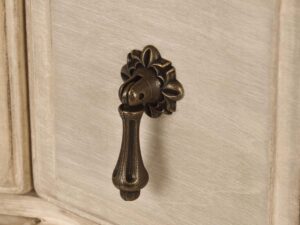 miniaturka Jasnobeżowa Komoda Prowansalska z Frezowaniami – Laguna