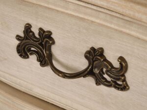 miniaturka Jasnobeżowa Komoda Prowansalska z Frezowaniami – Laguna