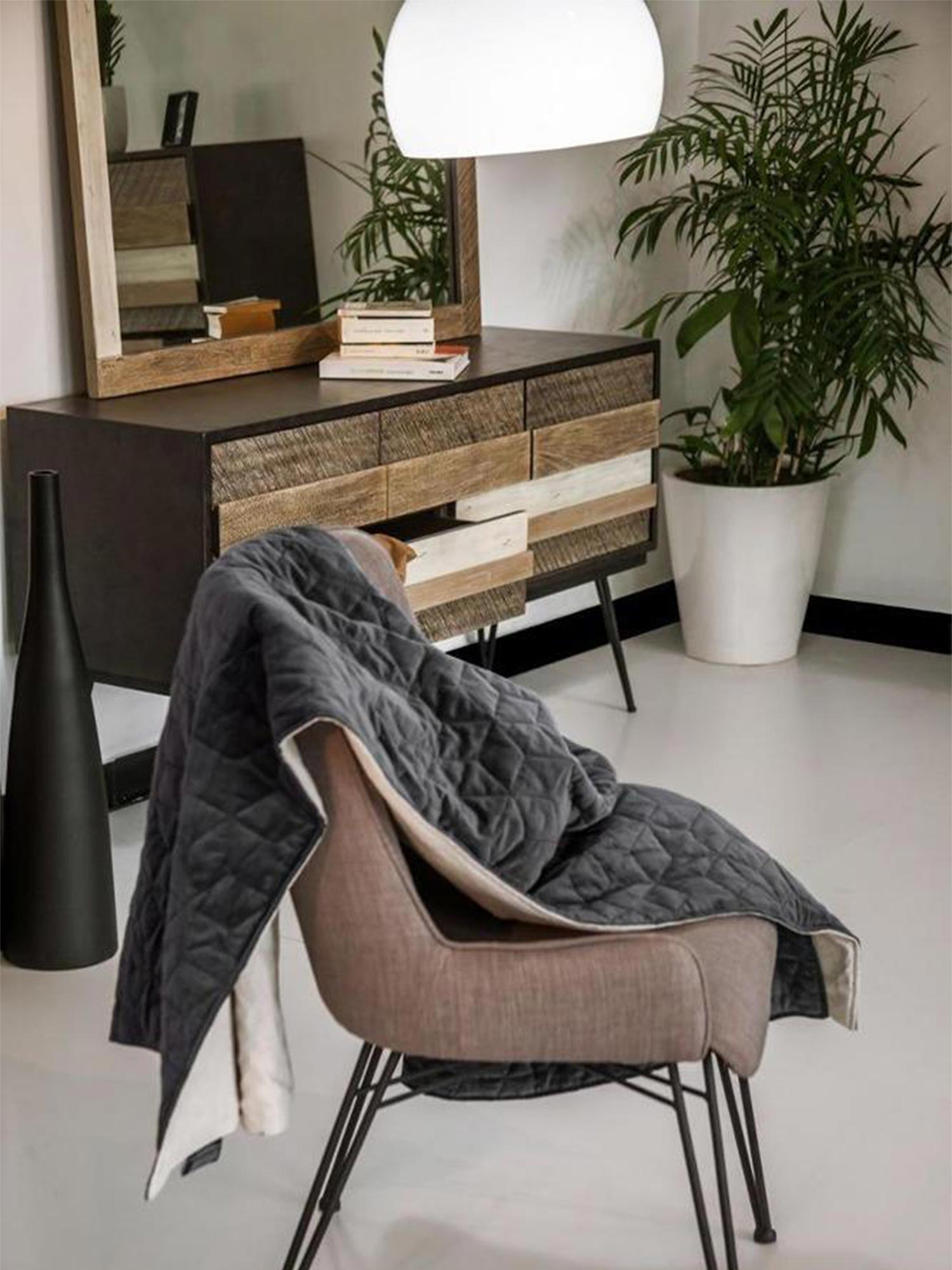 Aranżacja salonu z krzesłem i komodą loftową z drewna