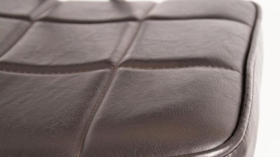 miniaturka Krzesło retro tapicerowane ekoskórą i miękkim siedziskiem – Willowbrook