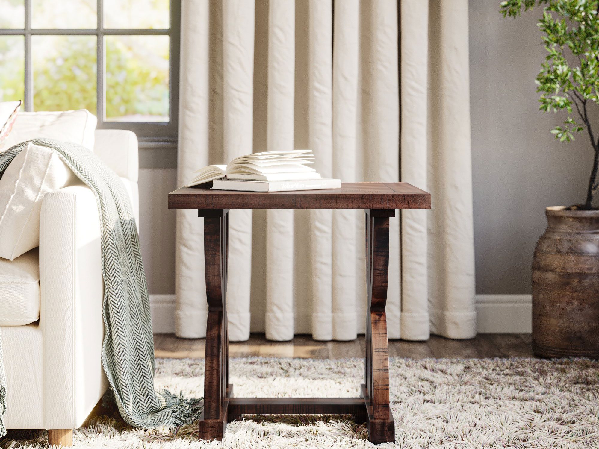 Mały stolik boczny z ciemnego drewna, ustawiony obok sofy w salonie