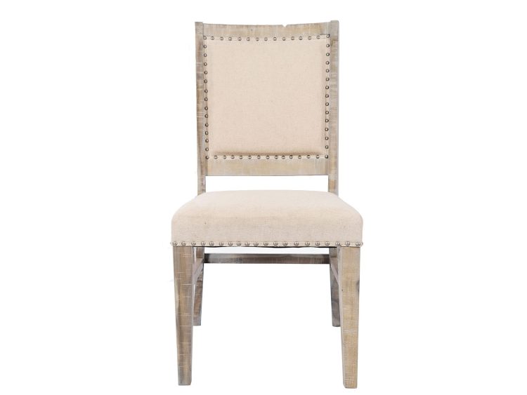 Beżowe krzesło tapicerowane z ozdobnymi gwoździami na oparciu, drewniane nogi