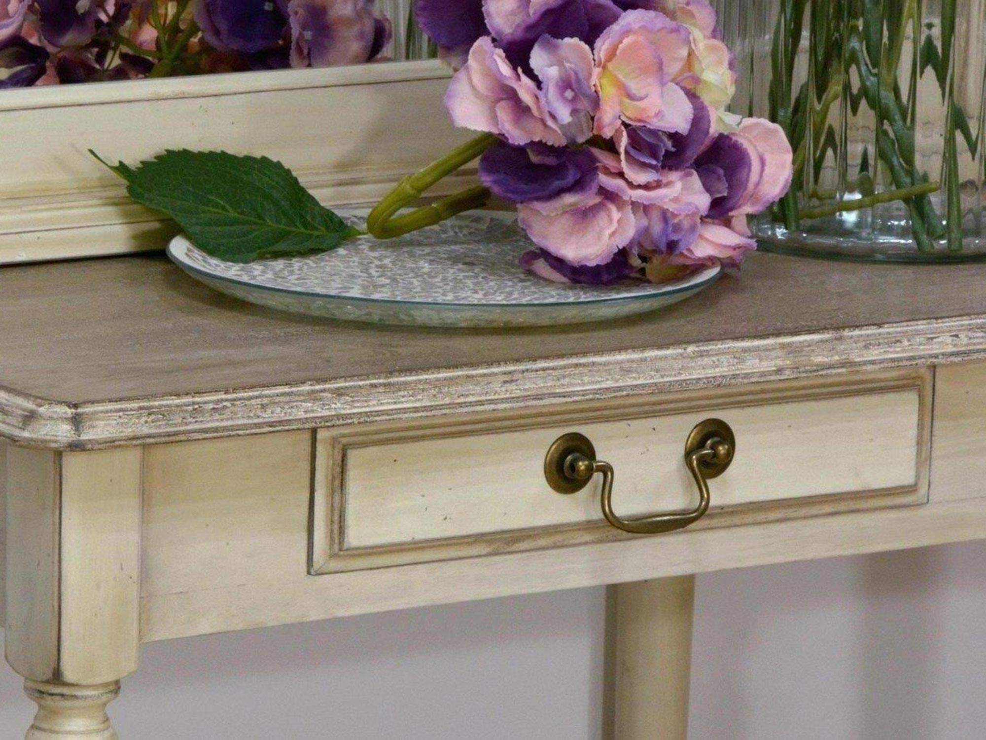 Zbliżenie na narożnik blatu stołu z postarzaną powierzchnią Zbliżenie na narożnik blatu stołu z postarzaną powierzchnią