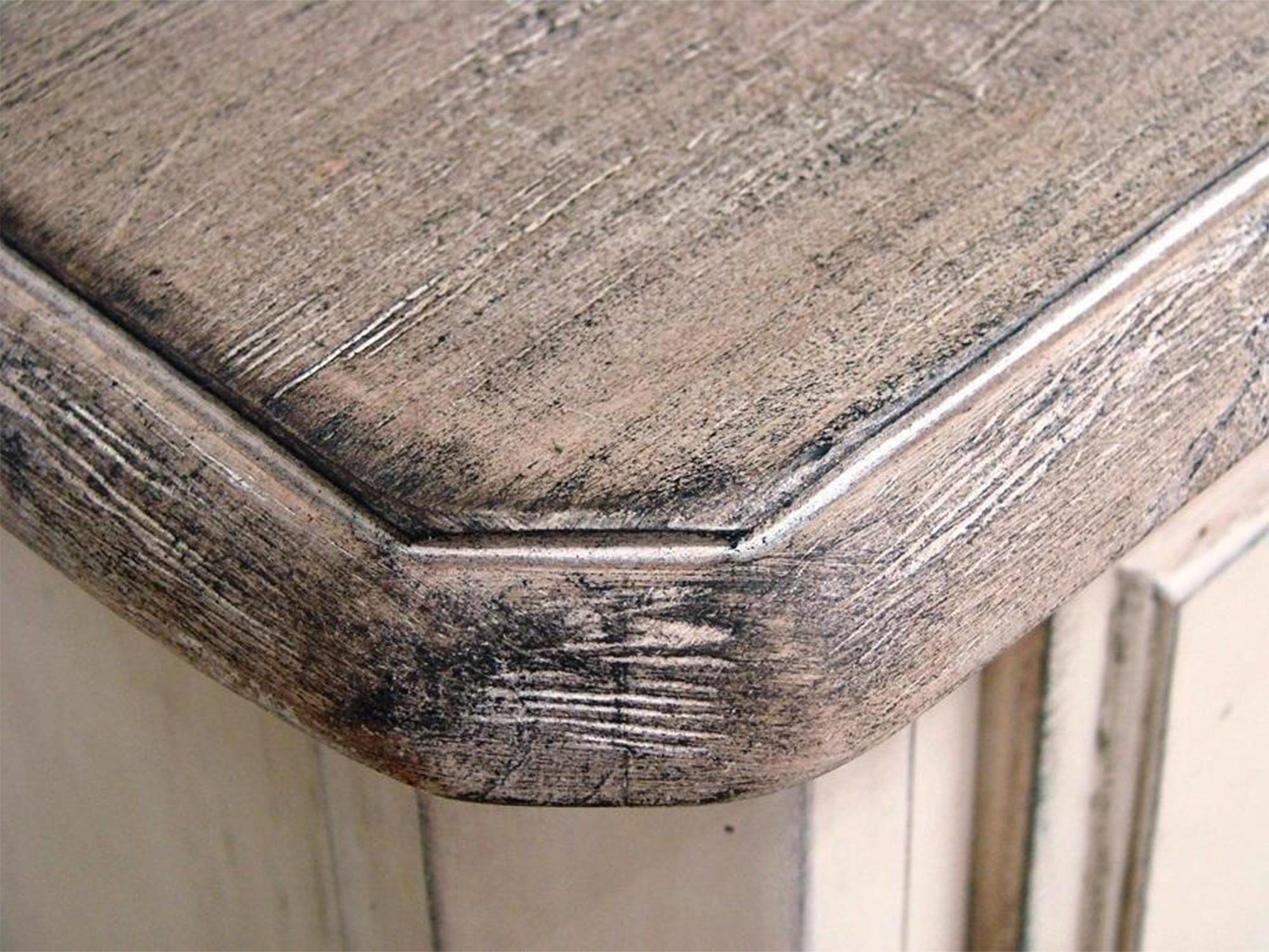 Zbliżenie na blat stołu z postarzanego drewna w kolorze naturalnym Zbliżenie na blat stołu z postarzanego drewna w kolorze naturalnym