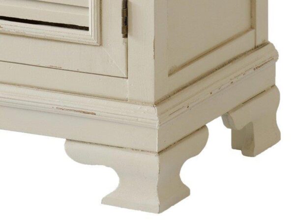 Dolna krawędź witryny z ozdobnym cokołem w stylu retro