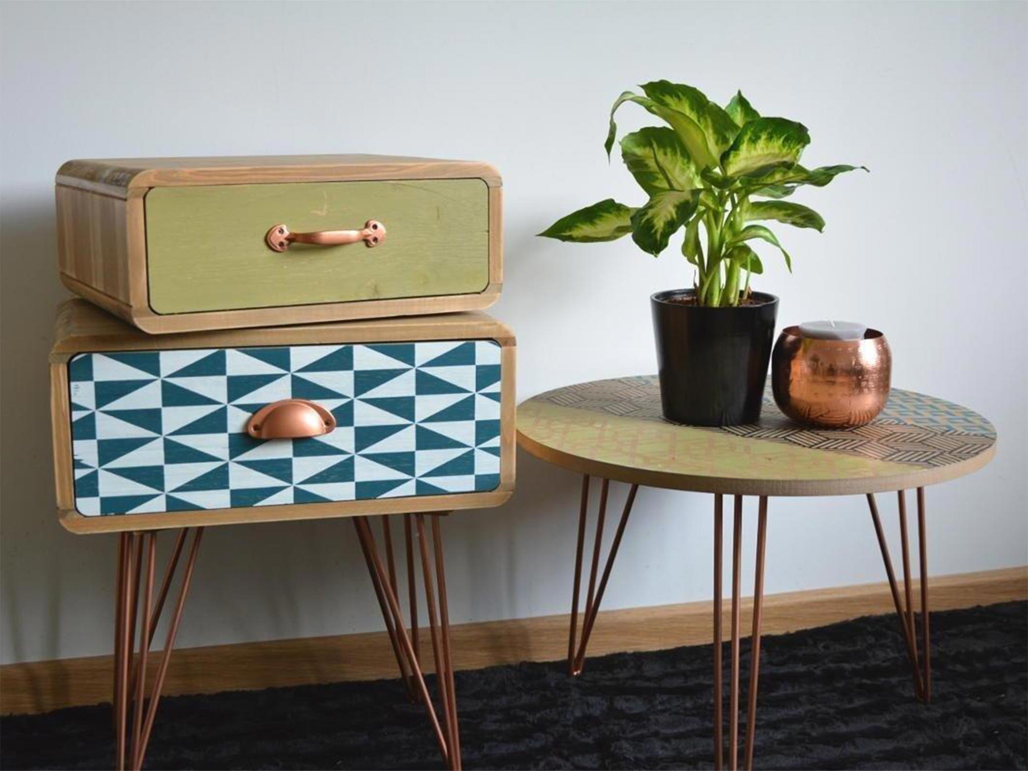 Aranżacja z szafką retro z drewna i metalowymi nogami Aranżacja z szafką retro z drewna i metalowymi nogami