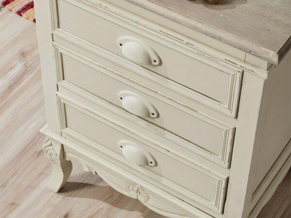 Komoda z trzema szufladami i metalowymi uchwytami w stylu retro