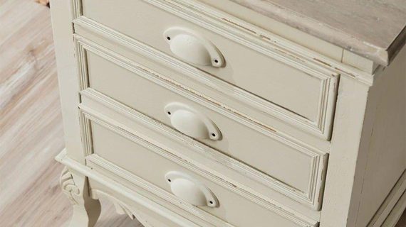 miniaturka Szafka nocna prowansalska z rzeźbieniami w kolorze kremowym – Sorrento