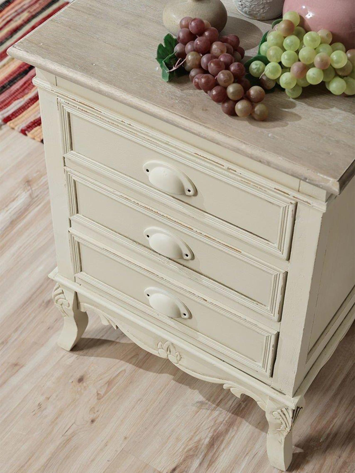 Szuflada w stylu prowansalskim z przeszyciami i detalami vintage Szuflada w stylu prowansalskim z przeszyciami i detalami vintage