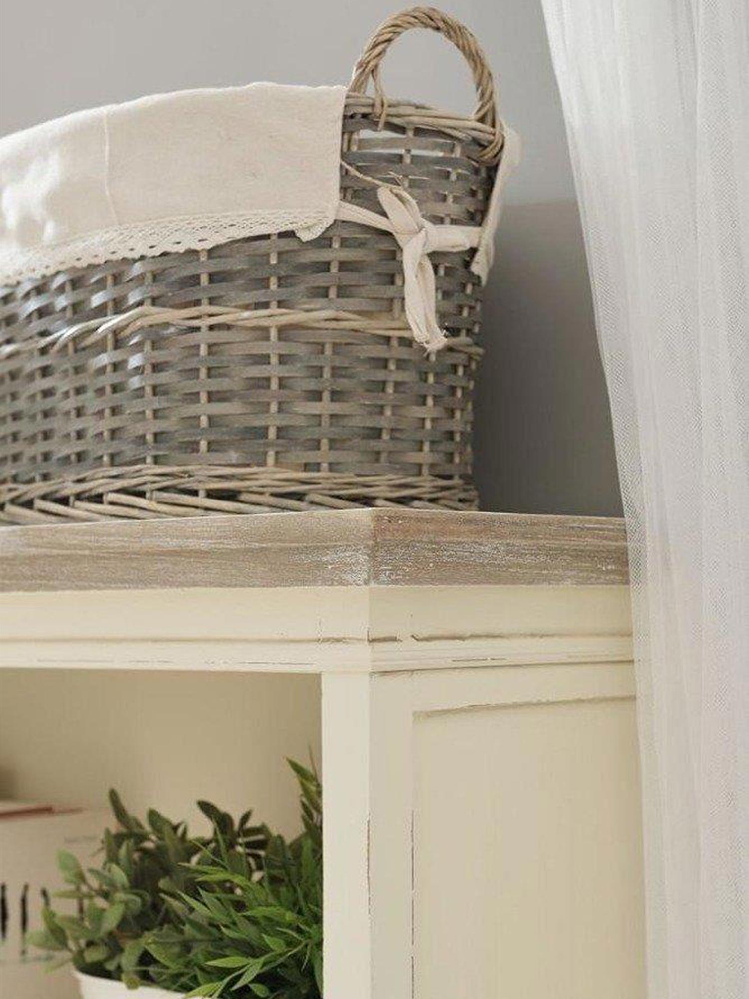 Postarzany narożnik komody w stylu prowansalskim z bielonym wykończeniem