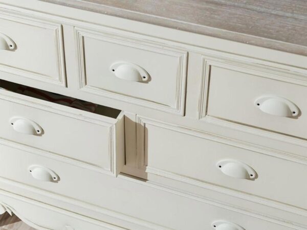 Aranżacja salonu z białą witryną w stylu francuskim i kredensem