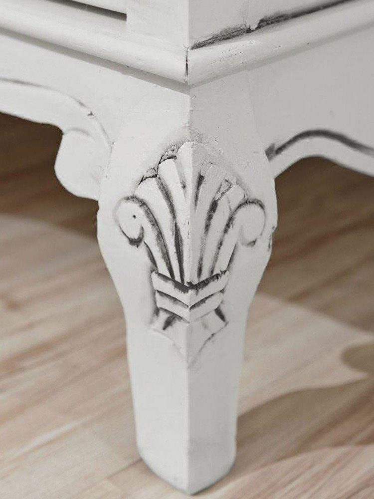 Ornament rzeźbiony na nodze mebla prowansalskiego