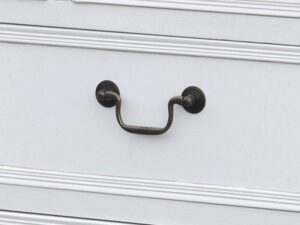 miniaturka Regał biały prowansalski z wieńcem w kolorze ciemnobrązowym – Sorrento White