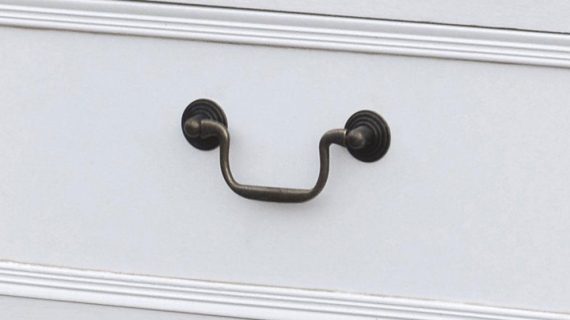 miniaturka Regał biały prowansalski z wieńcem w kolorze ciemnobrązowym – Sorrento White