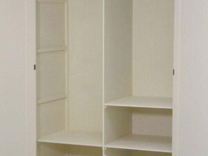 miniaturka Szafa prowansalska z ozdobnymi uchwytami i ciemnobrązowym wieńcem – Savona