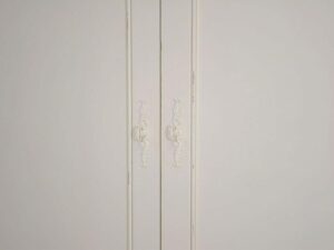 miniaturka Szafa prowansalska z ozdobnymi uchwytami i ciemnobrązowym wieńcem – Savona