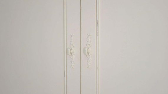 miniaturka Szafa prowansalska z ozdobnymi uchwytami i ciemnobrązowym wieńcem – Savona