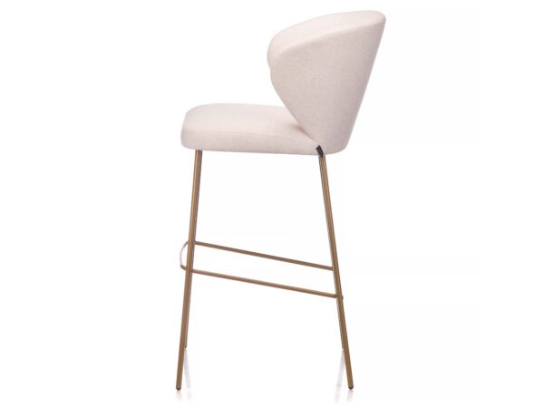 Kremowy hoker barowy tapicerowany na złotych metalowych nogach