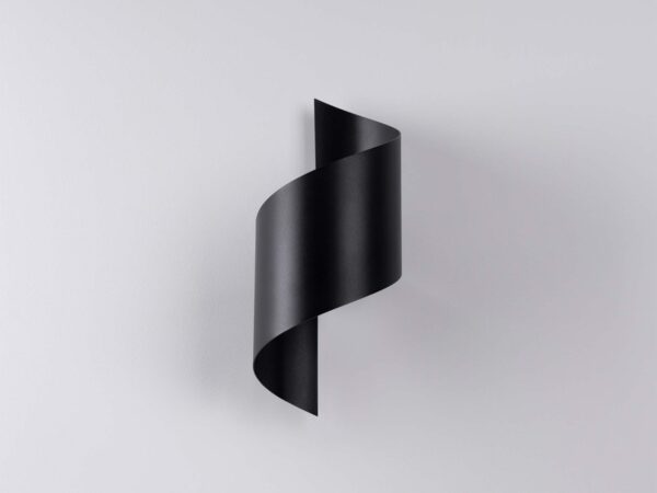 Czarny kinkiet spiralny metalowy widok z boku