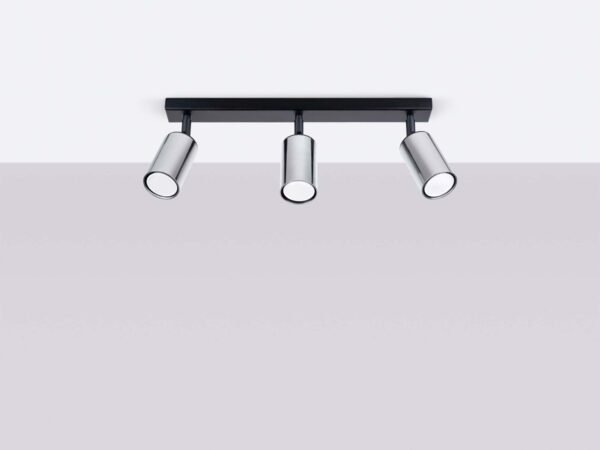 Trzypunktowa lampa sufitowa chromowa na czarnej listwie zamontowana
