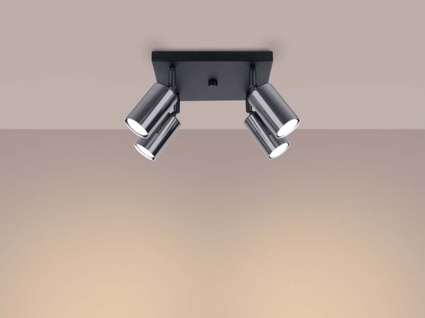 Czteropunktowy plafon chromowy świecący ciepłym światłem