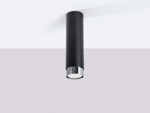 Czarny plafon cylindryczny z chromowaną końcówką zamontowany na suficie