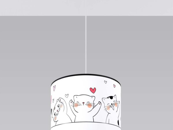 Biała lampa wisząca z kotkami na szarym tle