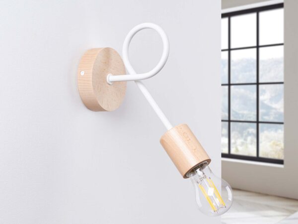 Kinkiet ścienny biały z drewnianymi elementami i żarówką filamentową