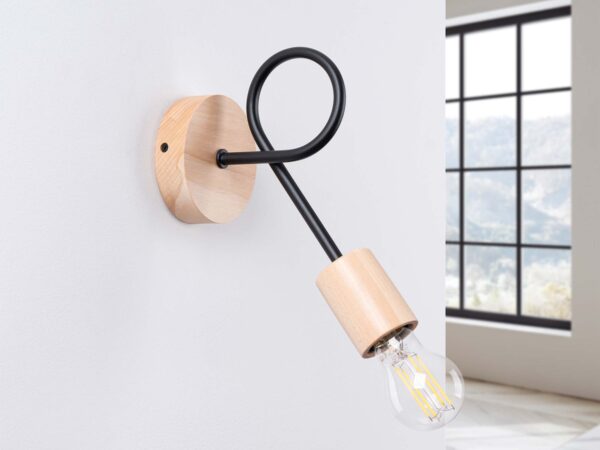 Kinkiet ścienny drewniany z czarnym ramieniem i żarówką filamentową
