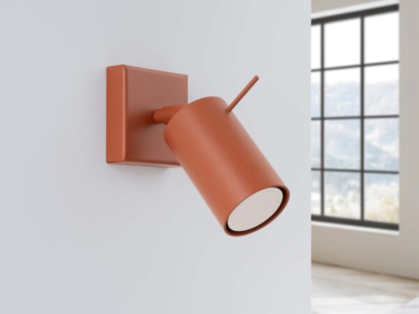 Kinkiet ścienny regulowany w kolorze terakoty z metalowym kloszem