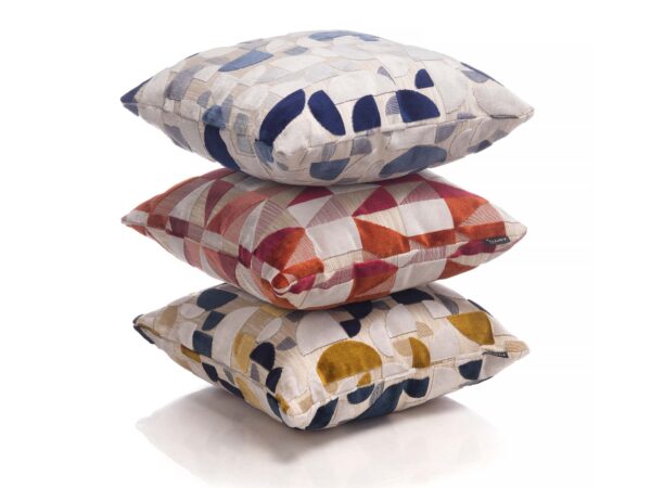 Zestaw czterech poduszek dekoracyjnych z geometrycznym wzorem