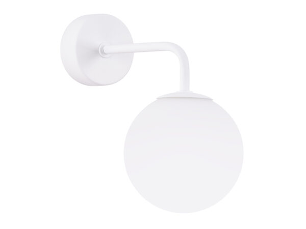 Biały kinkiet ścienny z kulistym kloszem ze szkła mlecznego